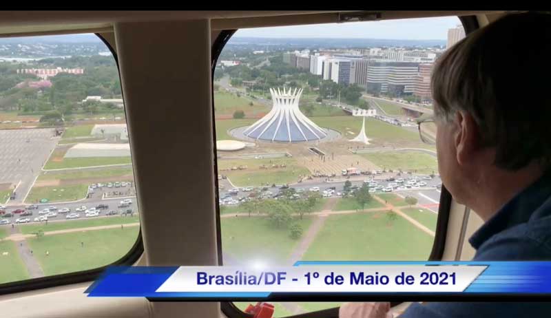 Bolsonaro-assiste-manifestação-em-Brasília