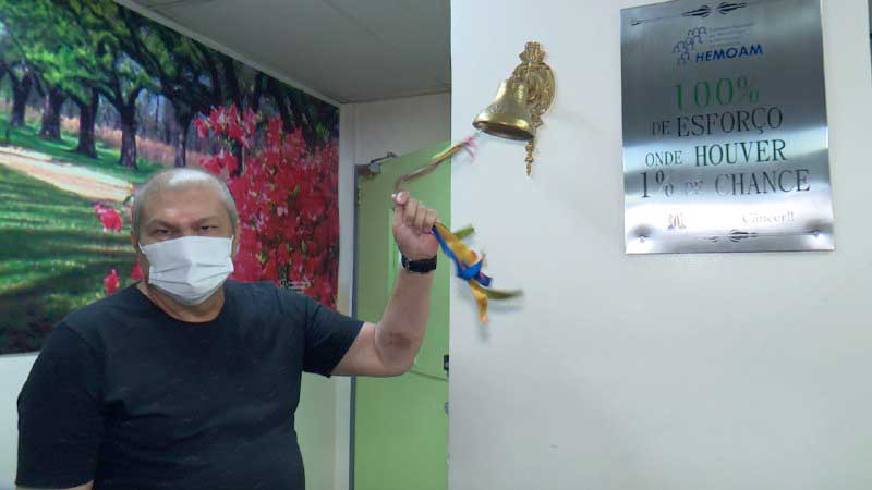 Jornalista-Fernado-Reis-toca-sino-da-cura-no-Hemoam