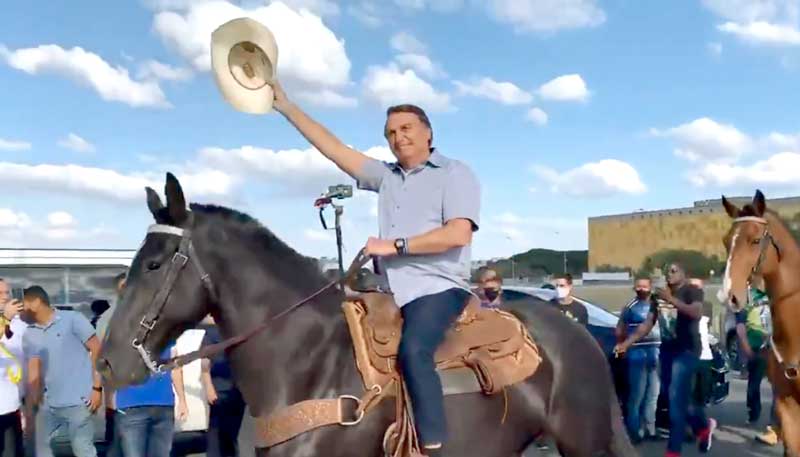 bolsonaro-chegando-a-cavalo-1024x585