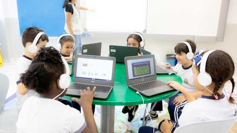 Alunos-usando-Chromebooks