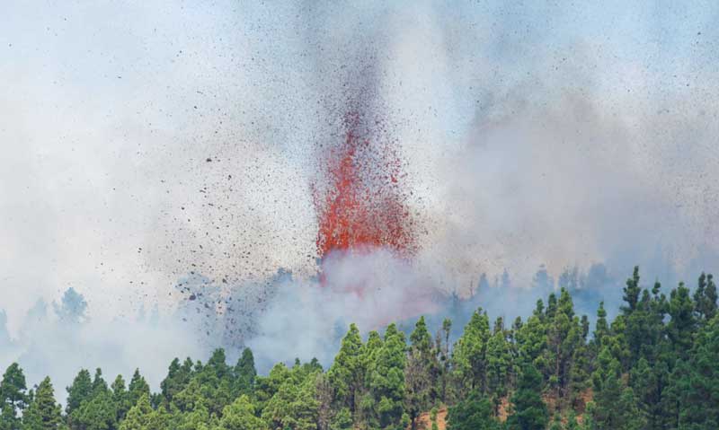 Vulcão-Cumbre-Vieja-entra-em-erupção
