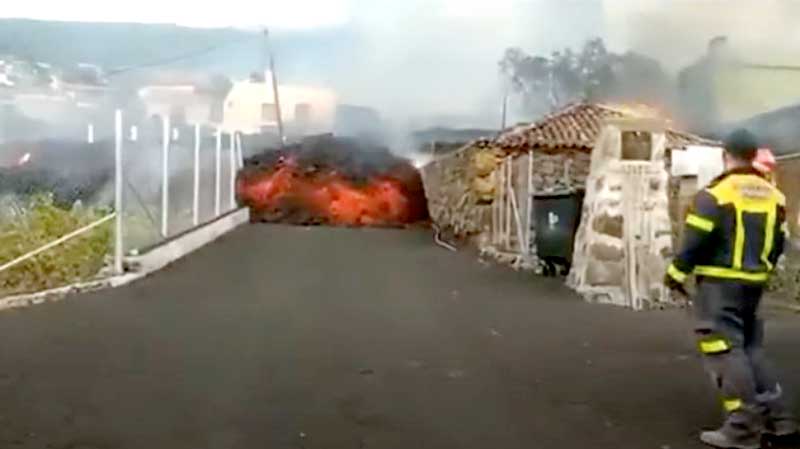 lava-expelida-vulcao-Cumbre-Vieja