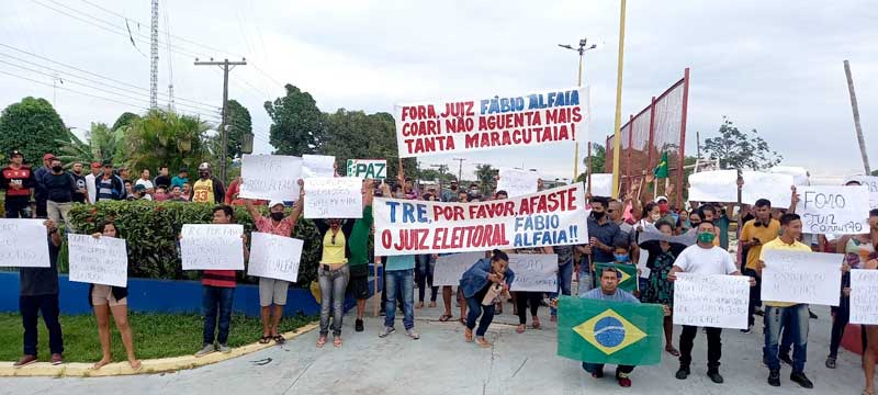 Populacao-de-Coari-promove-manifestacao-juiz-Fabio-Alfaia