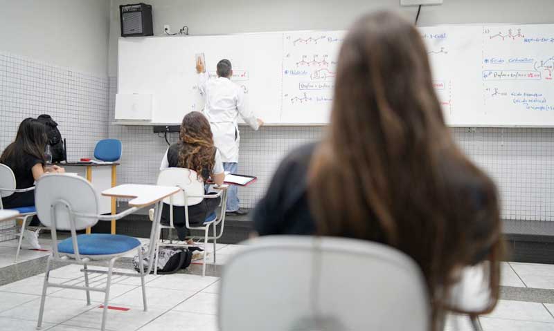 alunos-em-sala-de-aula-na-pandemia
