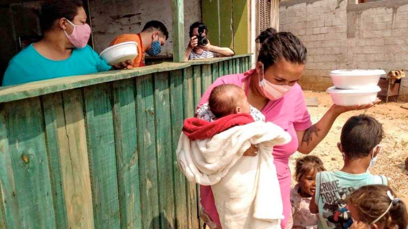 retrato-da-fome-com-divisão-de-marmitas