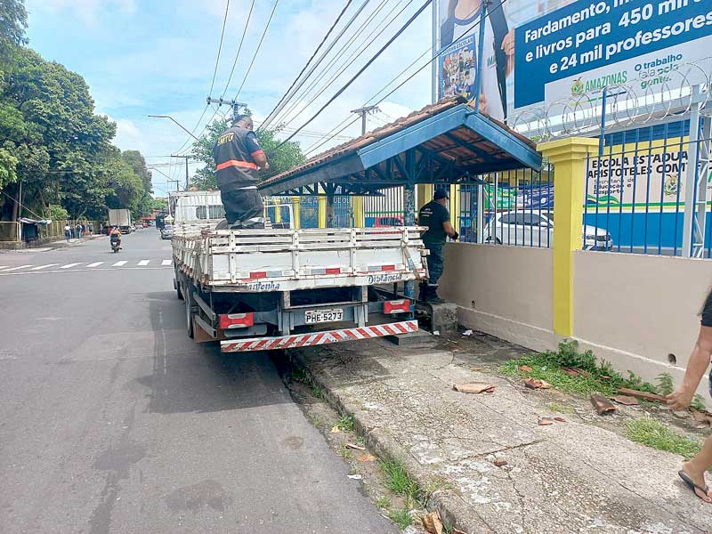 Abrigos-de-ônibus-sendo-reformados