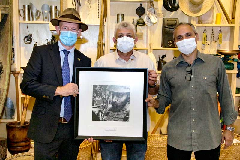 Embaixador-da-Irlanda-faz-doacao-de-quadro-a-museu-em-visita-a-Manaus