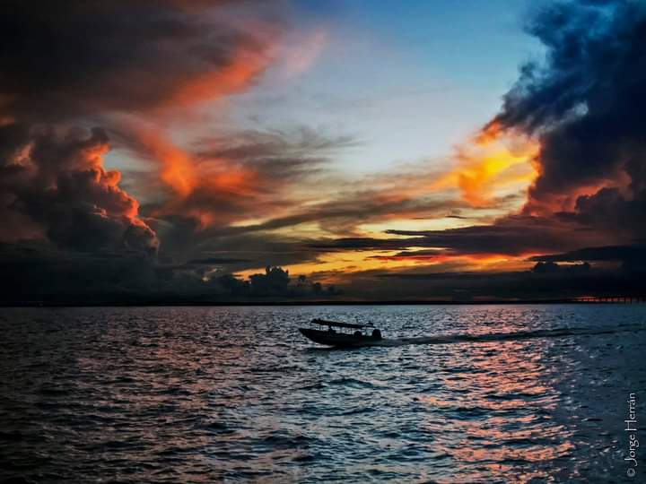 entardecer no rio negro