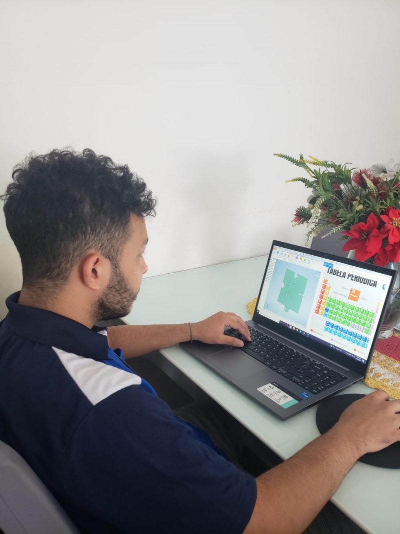 Aluno da Escola SESI Dra. Emina Barbosa Mustafa, Vitor Gabriel Simões, 18, desenvolve tabela periódica 3D