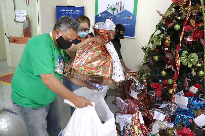 Servidores-do-Detran-AM-presenteiam-criancas-em-Natal-dos-Correios