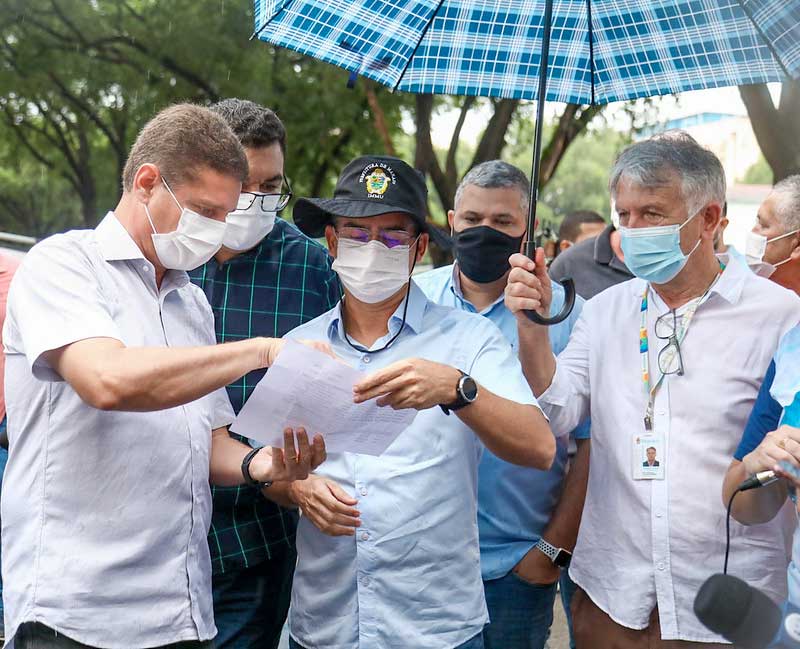 prefeito-david-almeida-e-secretários-na-chuva_1