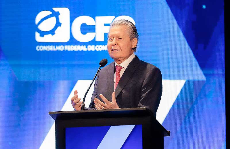 Arthur-Virgílio-Neto-e-convidado-de-honra-na-posse-do-novo-Conselho-Federal-de-Contabilidade