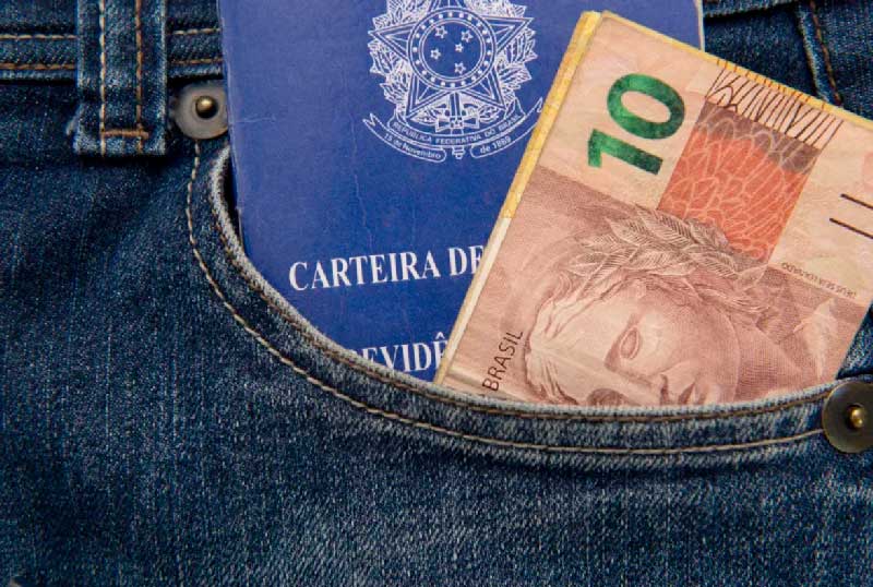 Carteira-de-trabalho-e-dinheiro-no-bolso