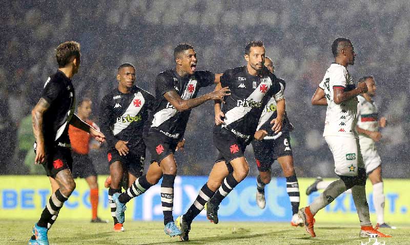 Jogadores-do-Vasco-comemorando-NENE