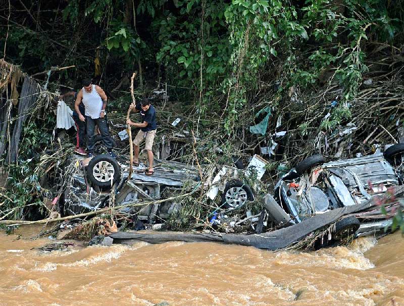 Mortes-em-Petrópolis-sobem-para-104-e-superam-tragédia-de-2011