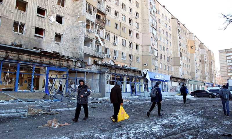 Ataque-russo-atinge-zona-comercial-de-Kiev