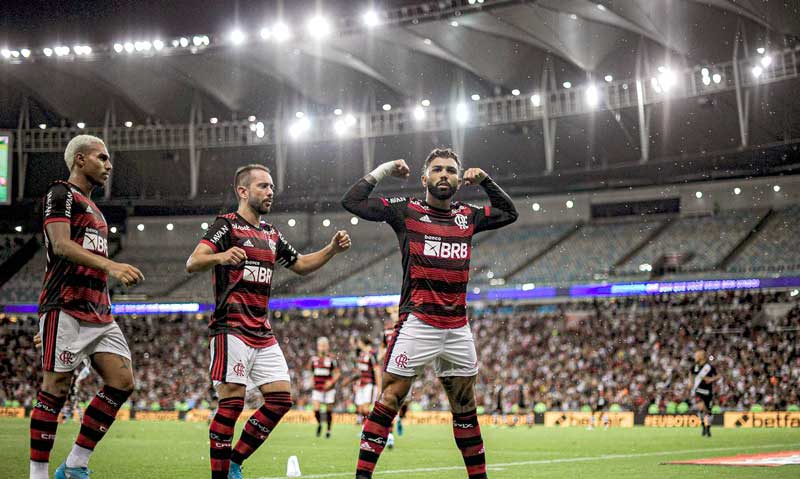 Flamengo-sai-da-frente-do-Vasco