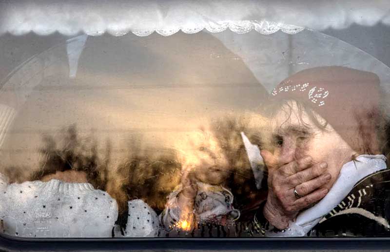 Governo-ucraniano-envia-45-ônibus-para-evacuação-de-civis-em-Mariupol
