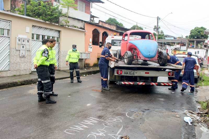 Operação-Sucata-retira-veículos-abandonados-em-vias-e-calçadas-na-zona-Sul-de-Manaus