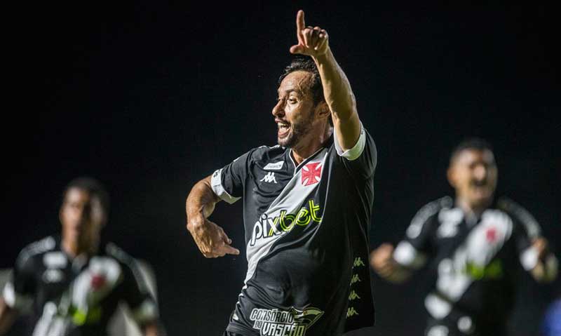 Com-dois-gols-de-Nenê,-Vasco-derrota-o-Brusque-na-Série-B