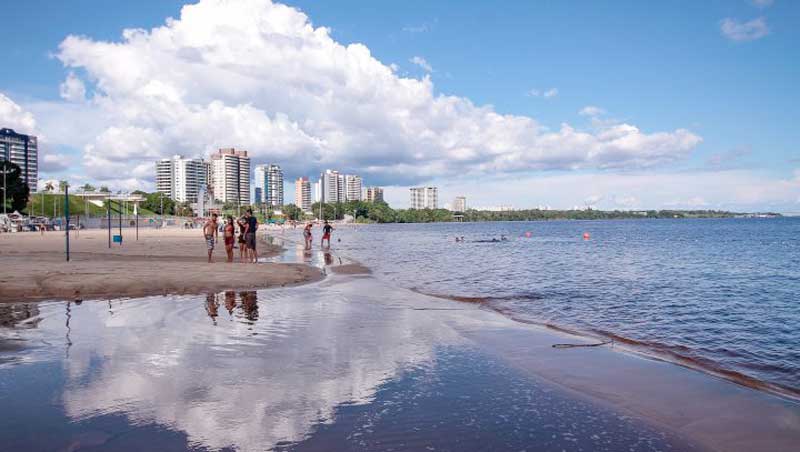 Postes-de-iluminação-são-retirados-e-subida-do-rio-Negro-cobre-parte-da-praia-perene-na-Ponta-Negra