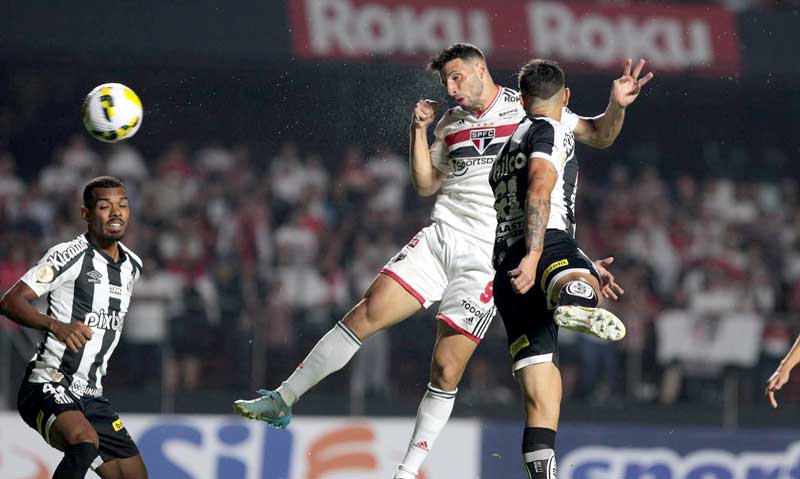 São-Paulo-derrota-Santos-em-clássico-com-gol-de-pênalti-no-fim