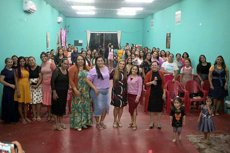 Débora-Menezes-cumpre-agenda-em-Manaus-e-recebe-apoio-de-mulheres