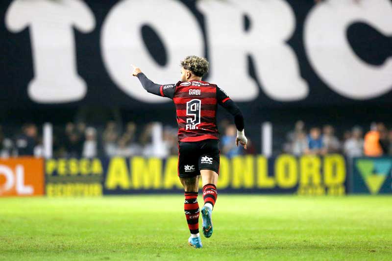 Gabriel-decide-e-Flamengo-derrota-Santos-na-Vila-Belmiro
