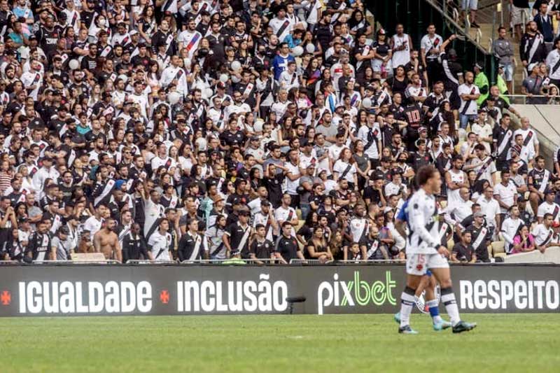 Para-a-estreia-de-Alex-Teixeira-Vasco-negocia-uso-do-Maracanã-com-Flamengo