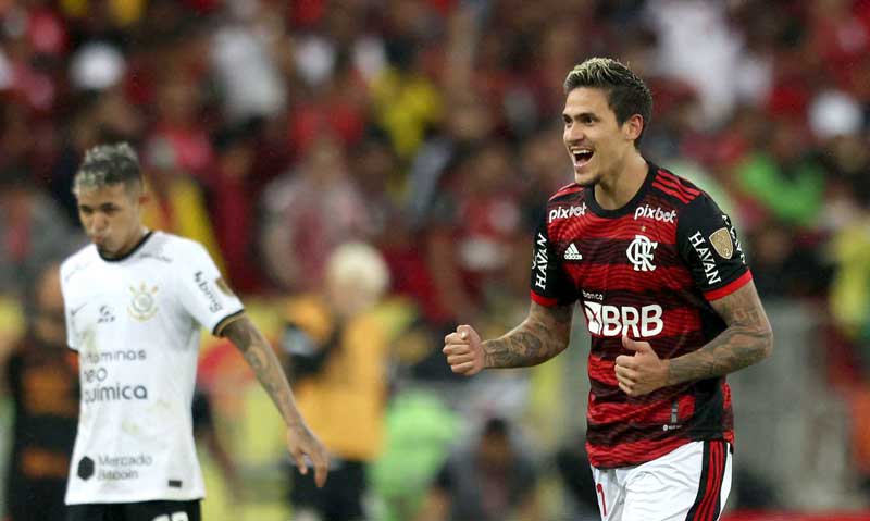 Flamengo-volta-a-derrotar-Corinthians-e-avança-na-Libertadores