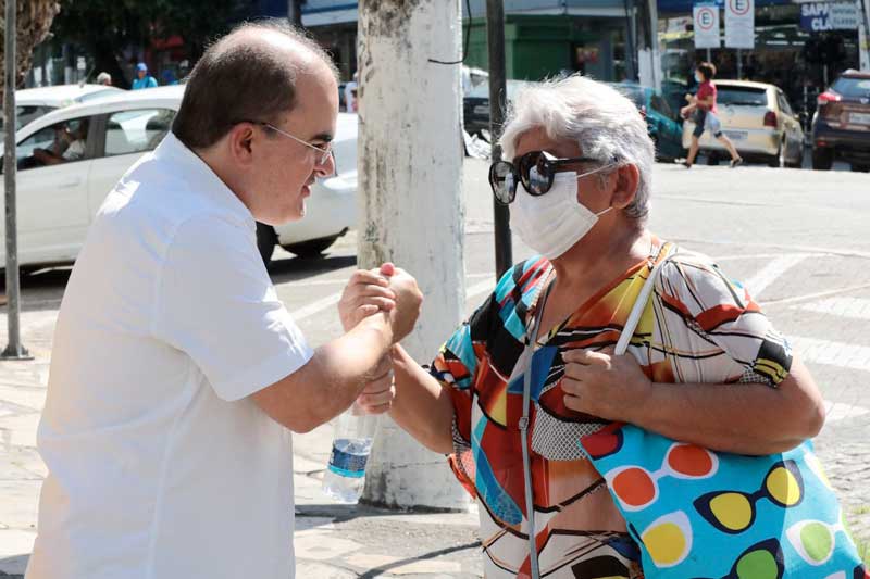 Ricardo-Nicolau-vai-ao-centro-e-recebe-apoio-da-população-após-1º-debate