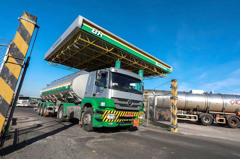 caminhao-tanque-em-refinaria-da-petrobras
