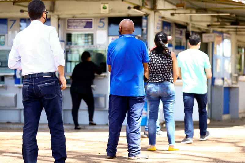 Apostadores-em-casa-loterica-CAIXA-ECONOMICA