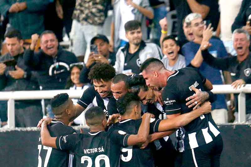 Botafogo-vence-Coritiba-em-casa-e-dorme-em-10º-lugar-no-Brasileirão