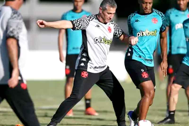 Com-o-Vasco-sem-vencer-fora-há-dois-meses-Jorginho-quer-time-com-coragem-contra-o-Grêmio