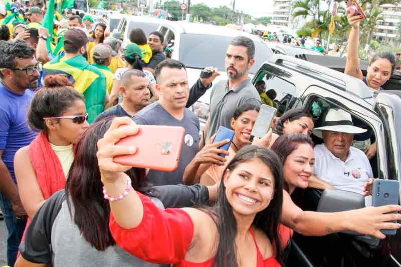 Eleitores-abraçam-Amazonino-Mendes-no-7-de-Setembro