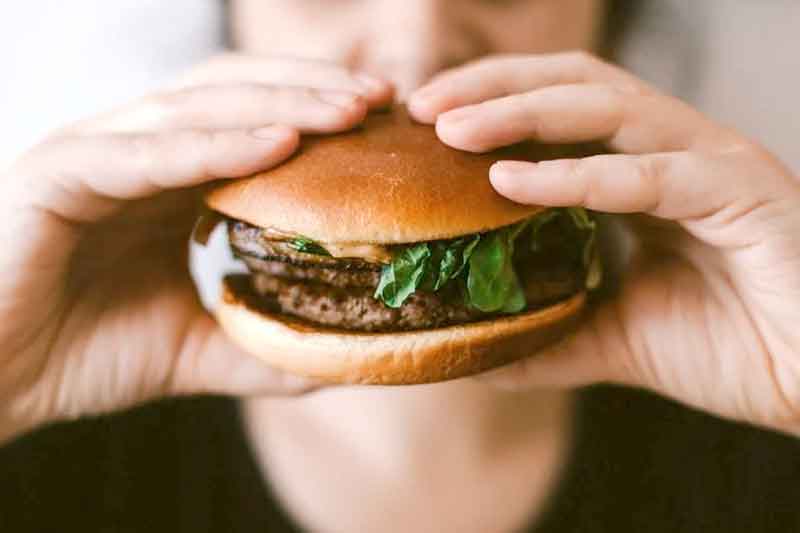 Entenda-a-relação-do-estresse-e-da-compulsão-alimentar