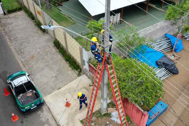 Modernização-da-iluminação-pública-tem-início-em-Novo-Airão