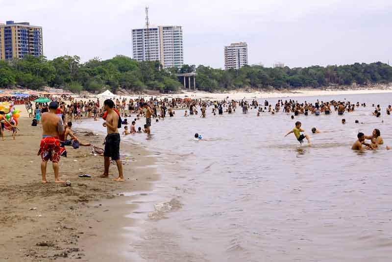 Eleitores-buscam-praia-da-Ponta-Negra-para-relaxar-no-segundo-turno