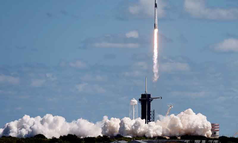 Foguete-da-SpaceX-decola-com-tripulação-para-a-estação-espacial
