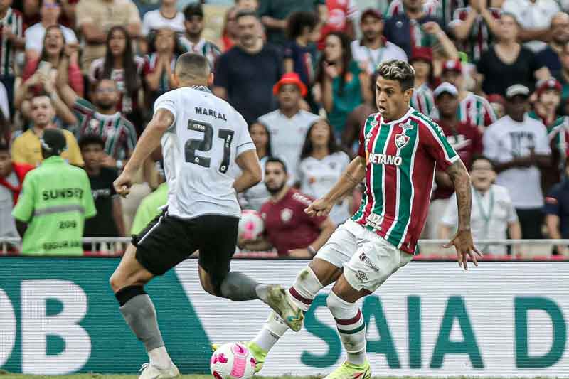 Matheus-Martins-brilha-e-Flu-arranca-empate-com-Botafogo