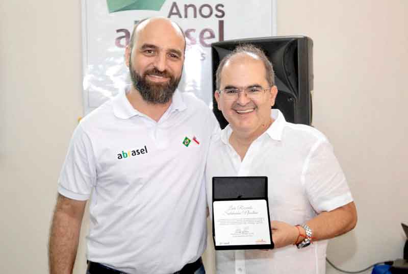 Ricardo-Nicolau-recebe-homenagem-da-Abrasel