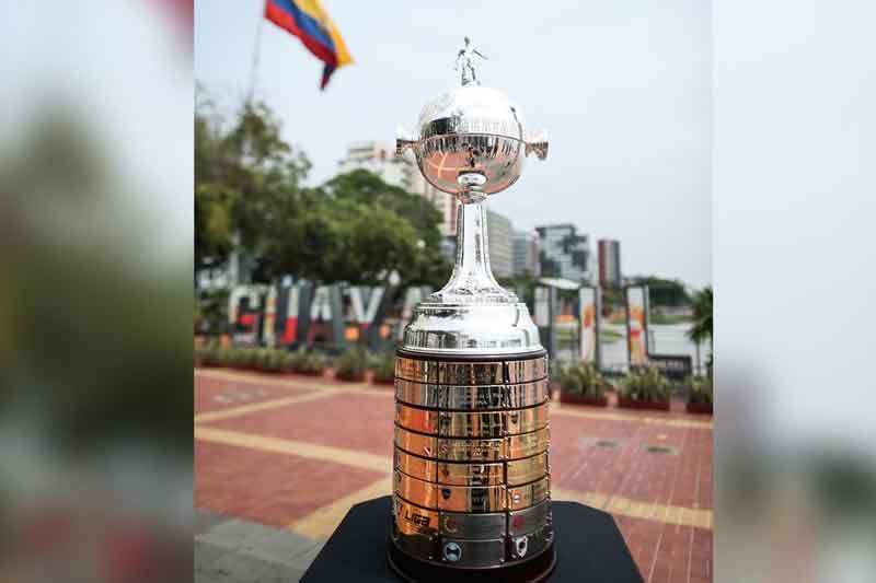 taca-trofeu-libertadores-quito-bandeira