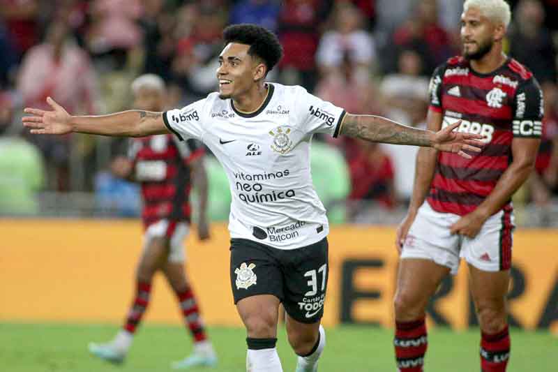 Corinthians-derrota-Flamengo-no-Maracanã-e-se-garante-na-Libertadores