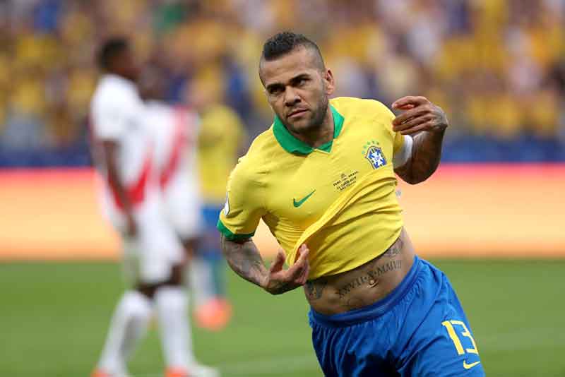 Daniel-Alves-está-no-Brasil