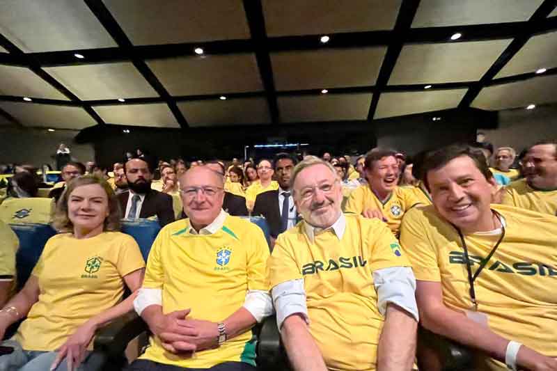 Equipe-de-transição-pausa-trabalhos-para-ver-estreia-da-seleção