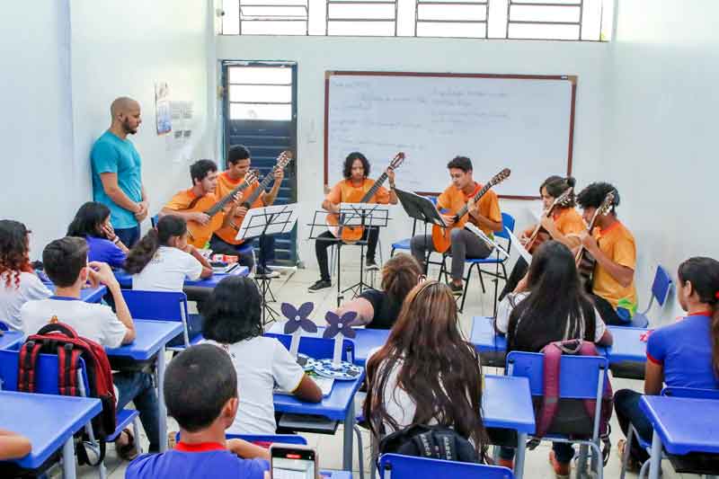 Escola-da-zona-Rural-de-Manaus-recebe-orquestra-de-violão-do-Liceu-Cláudio-Santoro