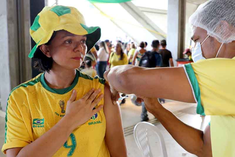 Mais-de-500-pessoas-foram-vacinadas-contra-Covid-19-durante-transmissão-de-jogo-da-Seleção-Brasileira