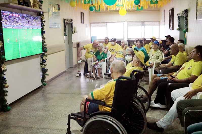 Prefeitura-de-Manaus-leva-emoção-da-Copa-do-Mundo-aos-idosos-da-Fundação-Doutor-Thomas