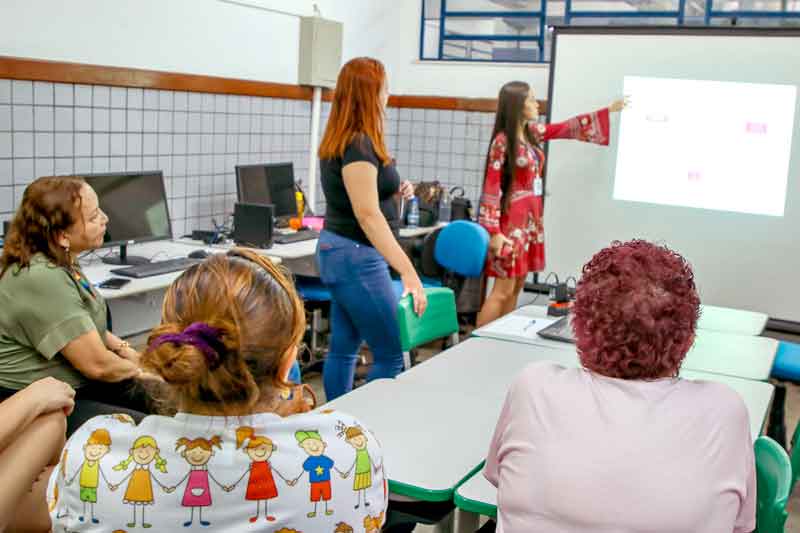 Prefeitura-de-Manaus-mobiliza-mães-e-responsáveis-de-estudantes-a-participarem-de-palestra-sobre-violência